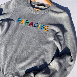 Grå sweatshirt, storlek M - Väldigt fin sweatshirt från BikBok. Tröjan är i väldigt bra skick och har används fåtal gånger. Säljs pågrund av att jag inte har någon användning av den. Men passformen är normal. 