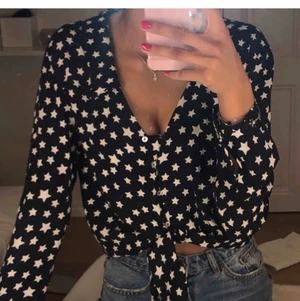 Stjärnblus Zara  - Säljer nu min fina blus med stjärnor från Zara! Såå fin men knappt använd! Har för mig att nypris var 350kr💙 köparen står för frakt ✌️