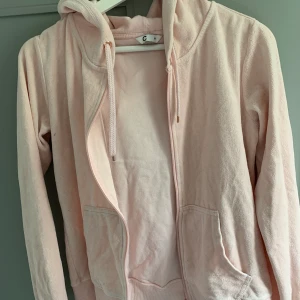 Rosa kofta med huva  - En ljusrosa oanvänd kofta men luva, är gjord i sammet. Är i strl M men passar i S oxå! Frakt tillkommer💞