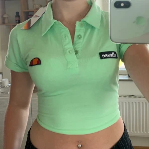 Ellesse topp - En cool ellesse tröja som jag klippt till magtröja helt ny annars med lappen kvar💗 säg ditt pris!!!