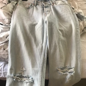 Jeans  - Ett par ljusblå, High waist & denim jeans. Hål vid knäna! Använda fåtal gånger, sitter jätte skönt på! Buda (köparen står för frakten) 