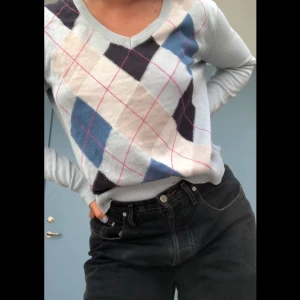 Trendig rutig tröja!  - En av mina favorit tröjor faktiskt som jag nu säljer pga att jag lite har tröttnat! Den är i jättefint skick och 100% bomull! Frakt tillkommer! Annars möts jag upp i Sthlm!💓💓