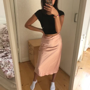 sidenkjol - söt rosa sidenkjol från chiquelle💗 bara använd några få gånger! frakt 22kr, originalpris 399kr
