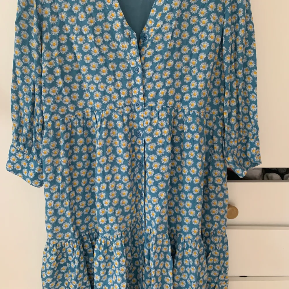 En blå-blommig klänning, ordinarie pris 600kr och använd en gång. . Klänningar.