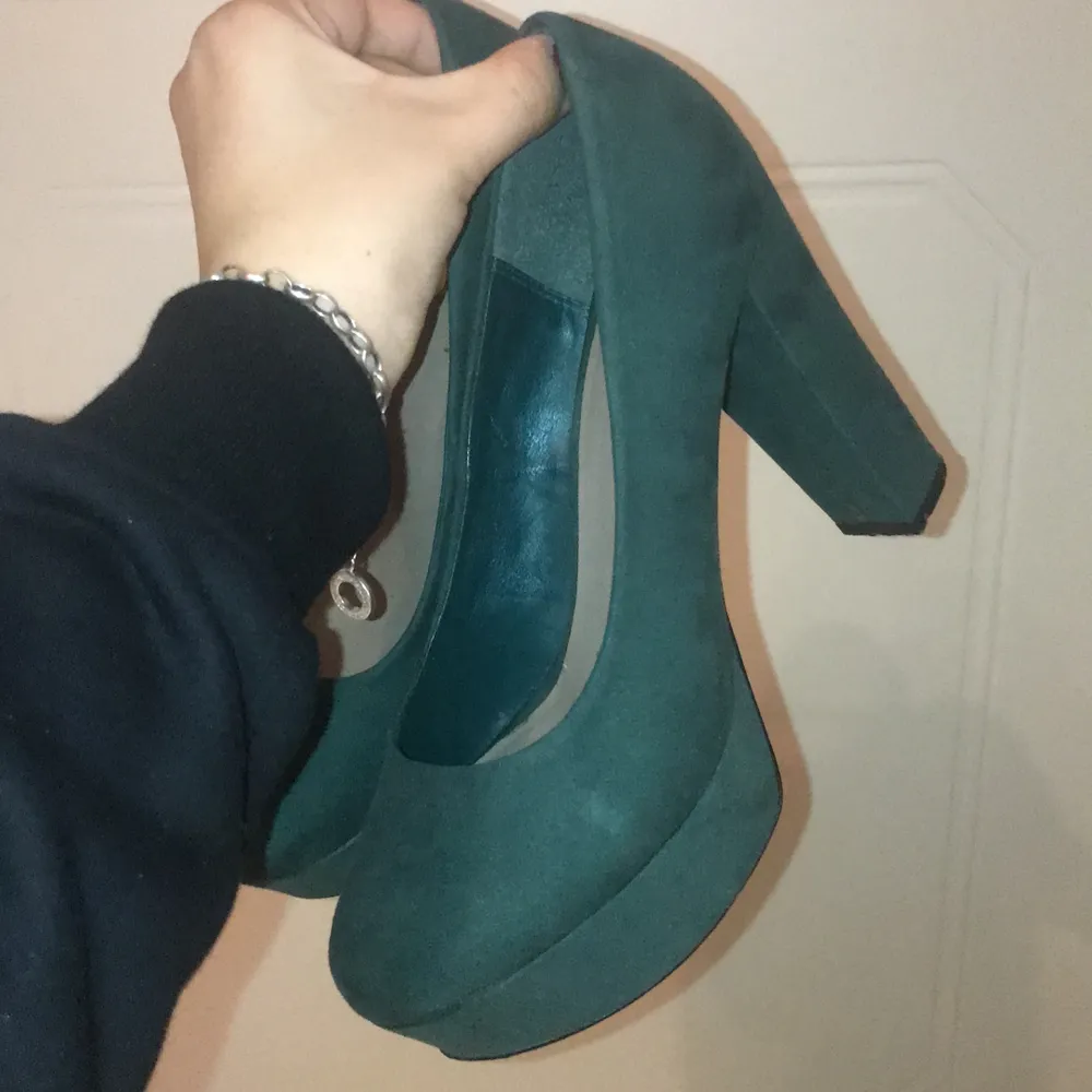 Ett par väldigt fina mörkgröna klackar som är ca 12 cm höga, storlek 39 och säljs då dem är lite för små för mig. Kan mötas i Stockholmsområdet vid köp!. Skor.