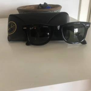 Rayban Wafarer RB2140 - Ett par svarta Rayban i klassisk modell. Säljes i orginalfodral. Pris 700kr men vid snabb affär kan priset diskuteras. 