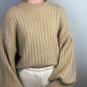 Stor stickad tröja  - Stor i storleken! Buda i kommentarerna:)