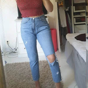 Gina Tricot "Perfect Jeans"  - Oanvända jeans från Gina Tricot. Ripped  mom jeans med hål. Frakt ingår inte.