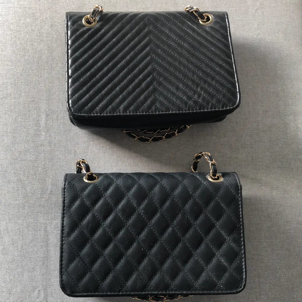 Två stycken svarta väskor, den översta säljs för 70kr eftersom den är mer använd och den under för 100kr båda för 150kr💕✨🌸köparen står för frakt✨buda gärna. Väskor.