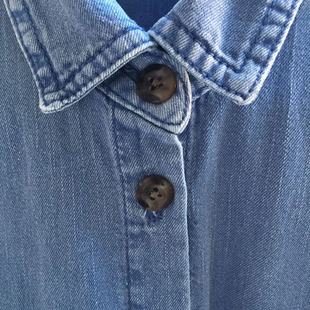 Oversize jeansskjorta från Monki. Sliten blå färg med bruna knappar. Fint skick. . Skjortor.