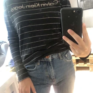 Långarmad Calvin Klein tröja - En jättefin tröja i xs som är köpt för 500kr. Den är använd men har inte hittat några fläckar eller hål! Startbud på 150kr. Buda i kommentarsfältet😊