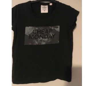 Cheap monday  - Xs fåtal gånger använd. Frakten blir 44kr 