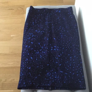 Leopardmönstrad blå pennkjol i storlek m - Leopardmönstrad blå pennkjol, använt en gång, Dragkedja bakom