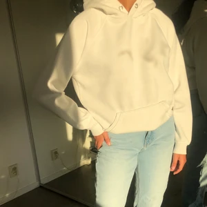 Vit Bik Bok hoodie  - Säljer min vita hoodie från Bik Bok i storlek XS. Köpt förra året och säljer för 150 kronor + frakt. Skriv för mer info🥰