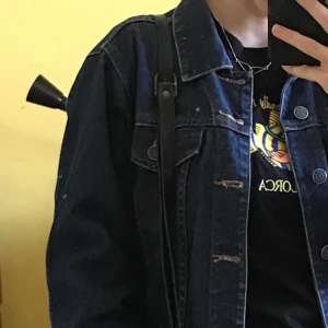  jeansjacka -  mörkblå jeansjacka i bra skick, storlek står inte utskrivet men skulle att den är XS/S💙 130kr INKLUSIVE FRAKT!!! 🚚 