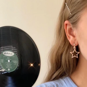 örhängen  - stjärn örhängen! Köparen står för frakten på 11 kr💗🦋 3 för 2!