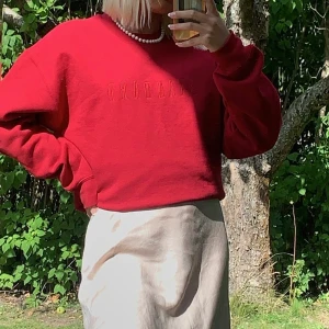 röd tröja - cool tröja köpt på asos med broderingen ”standard” på framsidan❤️ lite 90tals stil & gaaalet skönt material inuti (som mjukisbyxor) och passar xs-m🧃 frakt tillkommer, skriv om ni har frågor!🍒