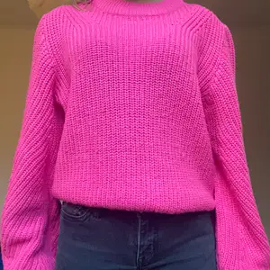 En snygg stickad rosa tröja som är perfekt inför kommande höst! Stl xs ✨✨