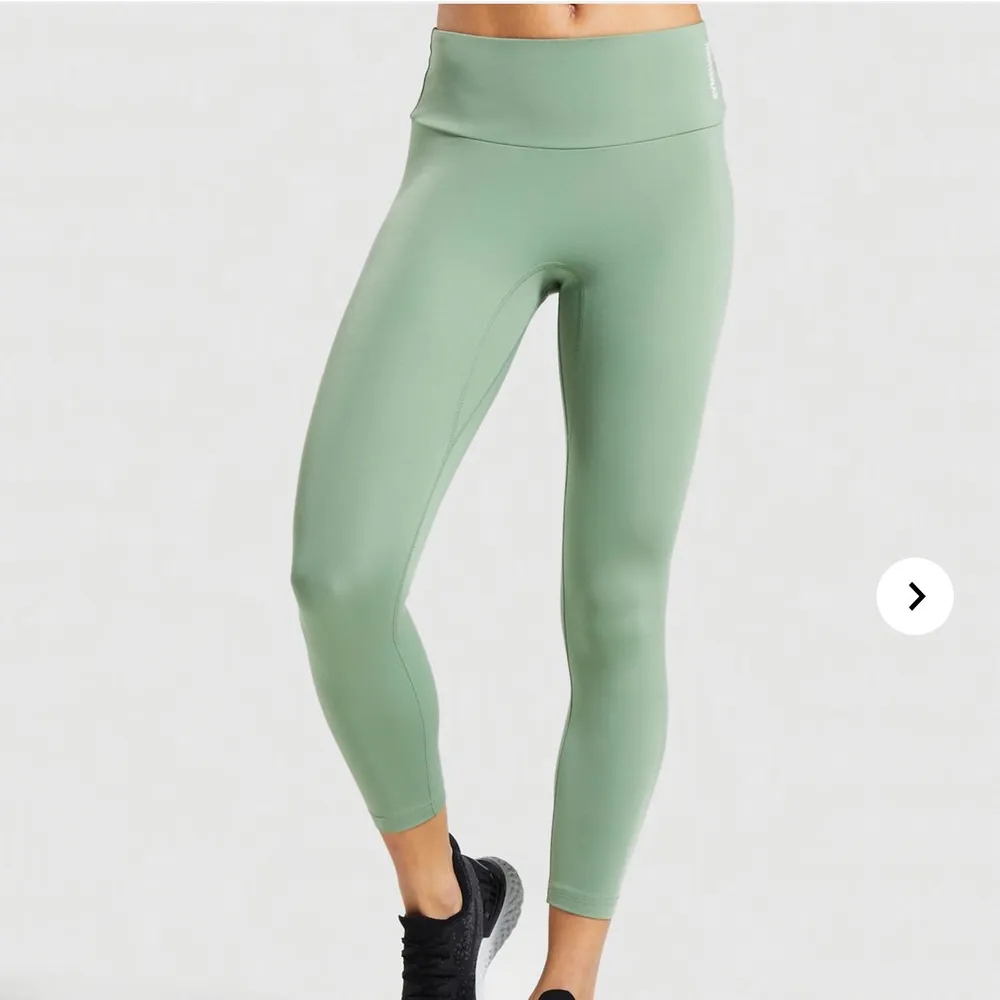 Jättefina leggings från Gymshark, från deras ”training” collection✨. 7/8 i längd så passar perfekt för lite kortare tjejer hahah. Använda bara en gång, dom är precis som nya💕 . Jeans & Byxor.