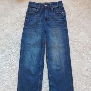 Snygga jeans som är lite kortare i modellen och med raw kant längst ned 🦋 frakt ingår i priset!