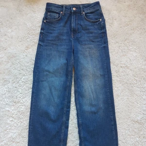 Vida jeans i ankellängd - Snygga jeans som är lite kortare i modellen och med raw kant längst ned 🦋 frakt ingår i priset!