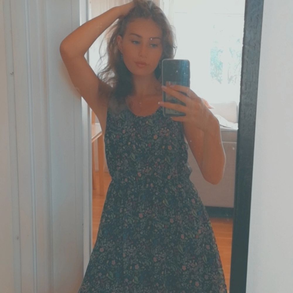 Vintage klänning i storlek 36. Super härligt material i ett sött blommigt mönster. En riktig sommarklänning. . Klänningar.