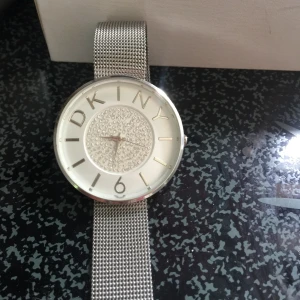 Dkny klocka  - Dkny klocka med mesch länk och strass! Ganska nytt batteri ! 