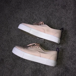 Babyrosa Eytys Mother Canvas storlek 40 - Säljer dessa superfina skorna från Eytys. Använda 1 gång men de passade inte mig tyvärr 💔 Älskar färgen och modellen så hoppas någon annan får bättre användning för dem. Säljs för 350kr exkl frakt, i storlek 40