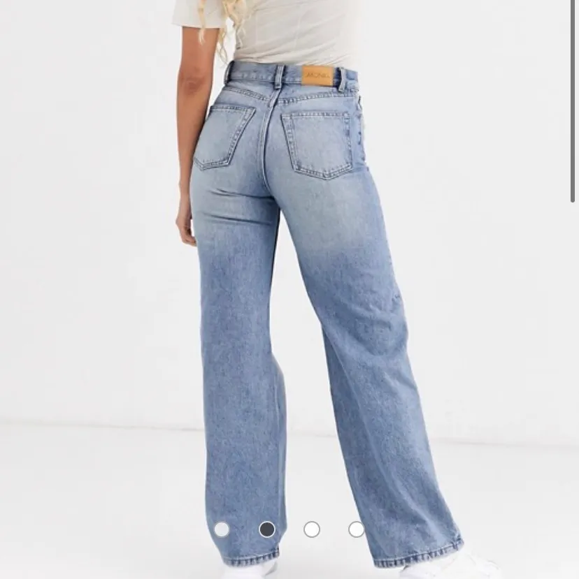 jättefint skick! kan frakta eller mötas på söder💗 köpare står för frakt. bild 2 & 3 för att se modellen bättre☺️. Jeans & Byxor.