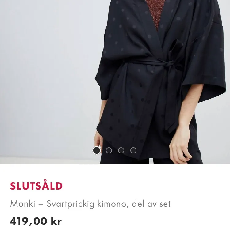 Jättefin svart kimono med prickar från Monki! Storlek S. Ny med tags. . Toppar.