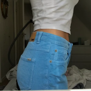 Manchesterbyxor blå - Snygga blå manchesterbyxor i storlek 29. Inga fläckar eller slitningar, byxorna är i perfekt skick😍