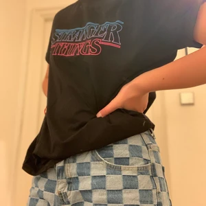 Stranger things , S  - En t-shirt från pullandbear. 50kr frakt. Använd några få gånger. Storlek är S. Buda gärna.  Högsta bud är 110+ frakt. Buda med 10kr i taget. 