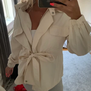 Beige jacka - Beige jacka från Gina. Söt jacka med många detaljer. Använd en gång. Storlek M
