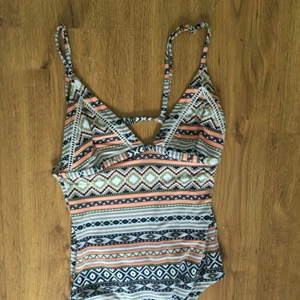  - Baddräkt i super fint skick från Rythm Inköpt Bali  Justerbara band  