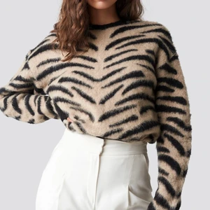 Stickad zebra tröja - Så snygg tröja från NA-KD som nu är slutsåld!! Använd få gånger! Frakt tillkommer men pris går att diskutera🥰