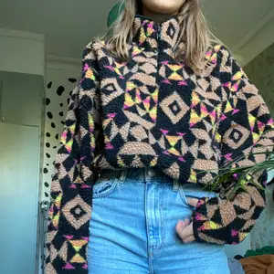En supersnygg tröja från Urban Outfitters med snyggt mönster! Den är ganska varm och skön och den går att lösa och dra åt med ett resårband vid magen. Jättefin! Frakt tillkommer:) 