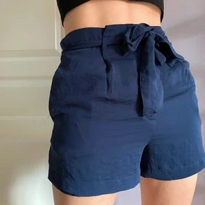 Marinblå shorts med knytning - Fina shorts från bikbok som stängs med dragkedja och knytning. I strl S!