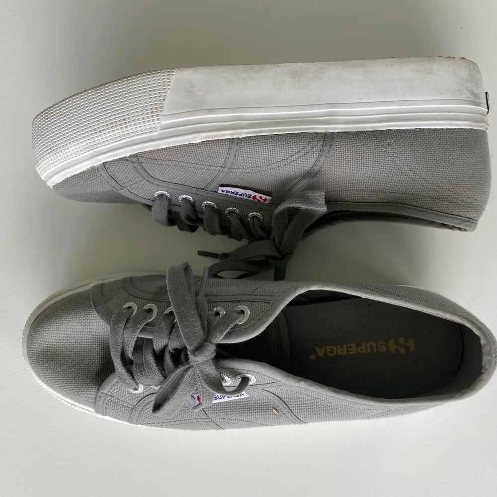 Ett par gråa Superga skor med hög sula använda 2 gånger. Ny priset är 749kr. . Skor.