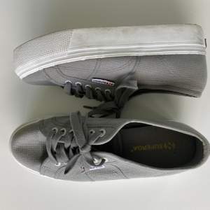 Ett par gråa Superga skor med hög sula använda 2 gånger. Ny priset är 749kr. 