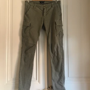 Filippa K - Kaki Filippa K byxor. Mjukt material. Passar tight men har stretch. 