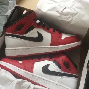 Jordan 1 mid - Nya jordan 1 helt oanvända. Inte helt säker på om jag vill sälja, så kom med bra bud. Bud i kommentarena:) Frakt tillkommer