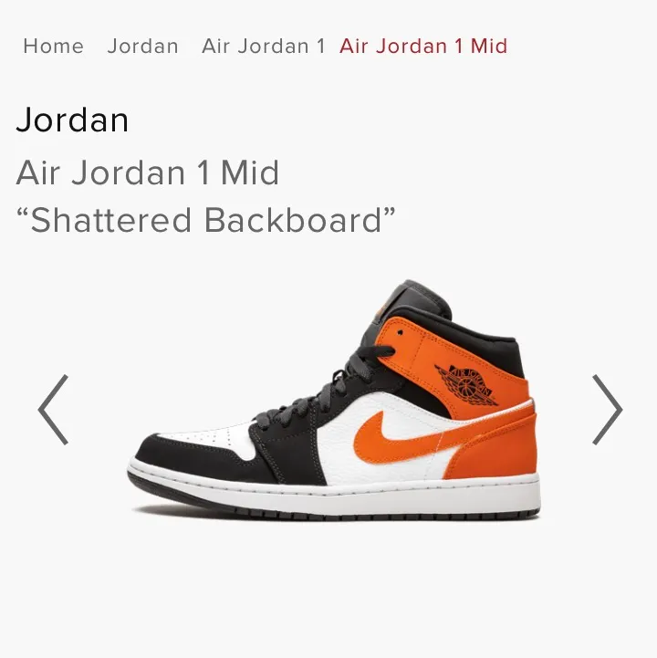 Jag säljer mina Air Jordan 1 Mids. Endast använda två gånger pga beställda i fel storlek. Den orangea färgen ser väldigt ljus ut på bilderna pga blixten, den sista bilden visar de egentliga färgerna. Originalpris ca 2300 kr. Pris går att diskuteras! 😋. Skor.