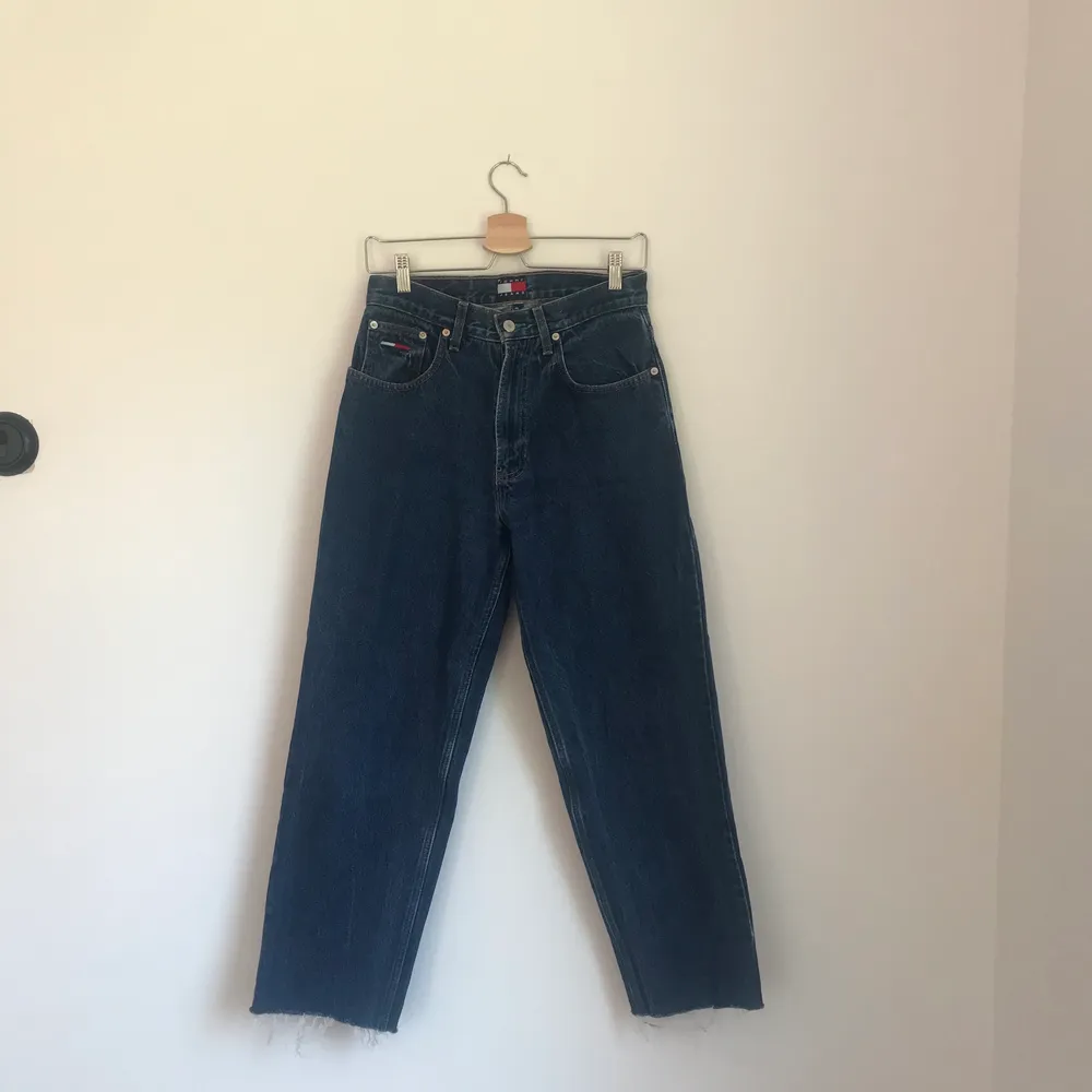 Vintage Tommy Hilfiger jeans, höga till mid-höga i midjan(slutar lixom under naveln men går lite högre över höften). Storleken som står i byxorna är 29/30 men har klippt av dom lite där nere. Riktigt fint skick och frakten ingår i priset🥰. Jeans & Byxor.