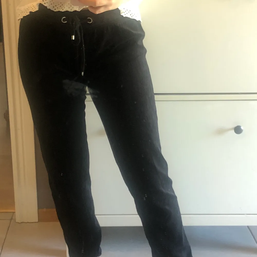 Svarta mjukisar, low waist. -FRAKTEN INGÅR I PRISET!!💜💜. Jeans & Byxor.