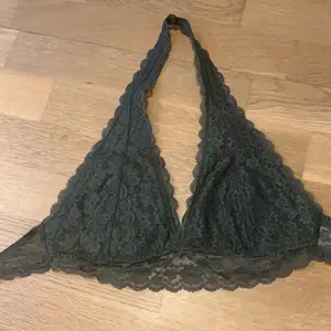 Jättesöt bralette från Gilly Hicks köpt på Hollister sommaren 2017. Använd ca 2 gånger för den är lite för liten för mig. Så i princip i nyskick. Köparen betalar frakt 22 kr.