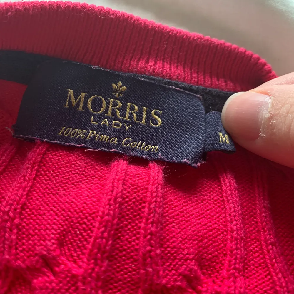 Stickad tröja från Morris, ord. pris 1300 :-. Säljer nu för 250! Storlek M men passar även S då jag i vanliga fall brukar ha det. Frakt tillkommer på 50kr. . Stickat.