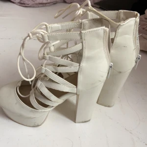 Vita klackar med snörning strl 36 - Rätt så använda. Putsar upp dom innan jag skickar/ lämnar. Märket är VOX. Rejäl klack, men riktigt snygga, vilket gör det svårare o sälja vidare men dom skulle behöva ett nytt hem 🦋