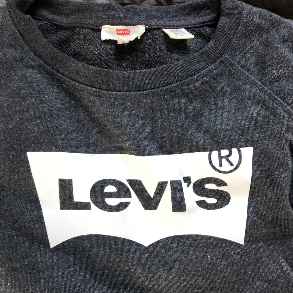 Grå sweatshirt från Levi’s - 90