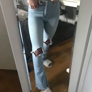 Slitna jeans från Gina - Säljer dessa ljusa bootcut från Gina, hålen har jag fixat själv✂️💕de sitter som en smäck på mig i storlek 34, säljer då jag måste göra en garderobsresning och de används inte tillräckligt. Nyskick förutom hålen då😉