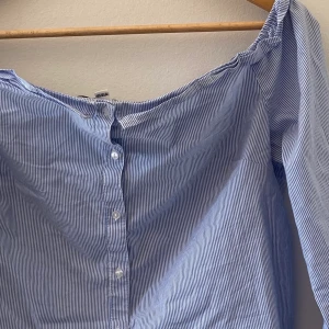 Off the Shoulder Blus  - Så fin blå och vit off the shoulder blus från Tally WeiJL! Har använt ett par gånger, därför är priset rätt så lågt :)  